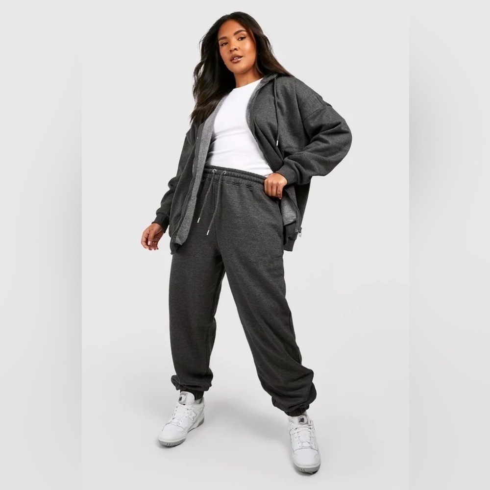 120. NWT BOOHOO RECYCLED PLUS BASIC CUFFED HEM CHARCOAL JOGGERS 24/4XL - Picture 3 of 3